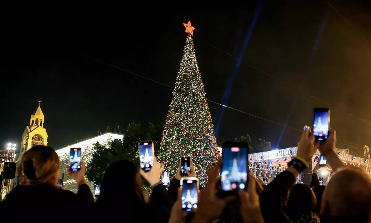 V Betlehemu prvič po vojni v Gazi zasijale lučke na božičnem drevesu