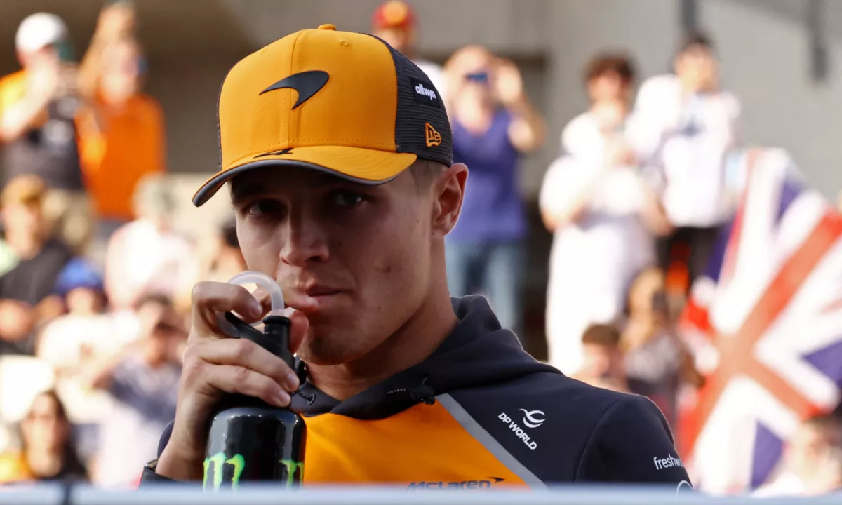 Britanec na dramatični dirki v Abu Dabiju prvič v karieri postal svetovni prvak