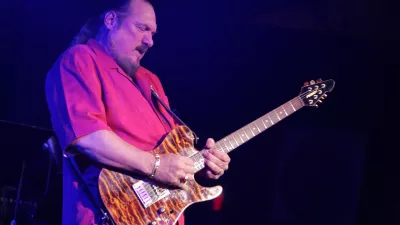 Steve Cropper je bil človek iz ozadja, instrumentalist, ki ni nikdar pel. F Getty Images