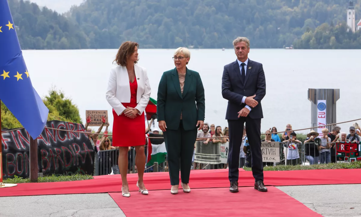 Kabinet premierja: Javni poseg urada predsednice v postopek izbire veleposlanikov je nedopusten