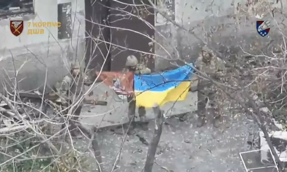 Moskva vztraja pri vojni v Ukrajini, ukrajinski vojaki kljubujejo ruskim trditvam