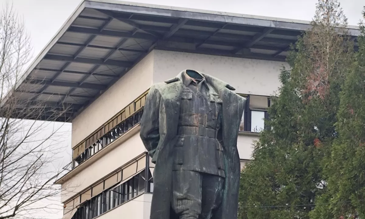 »Rablju« Titovega kipa v Velenju grozi večletna zaporna kazen