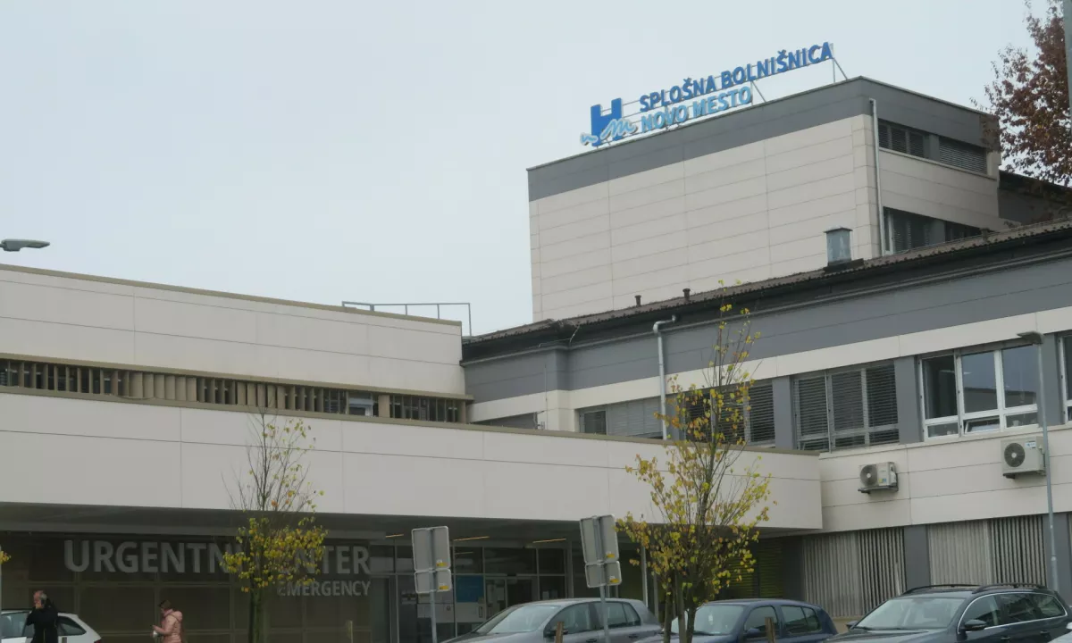 Zaradi porasta respiratornih okužb omejeni obiski v novomeški bolnišnici