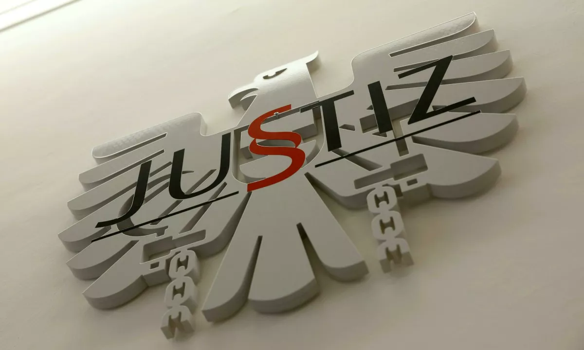 Avstrijski parlament potrdil prepoved nošenja naglavnih rut v šolah za deklice do 14. leta