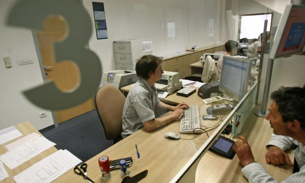 Vlada podrobneje določa postopke za zaposlitev v državni upravi