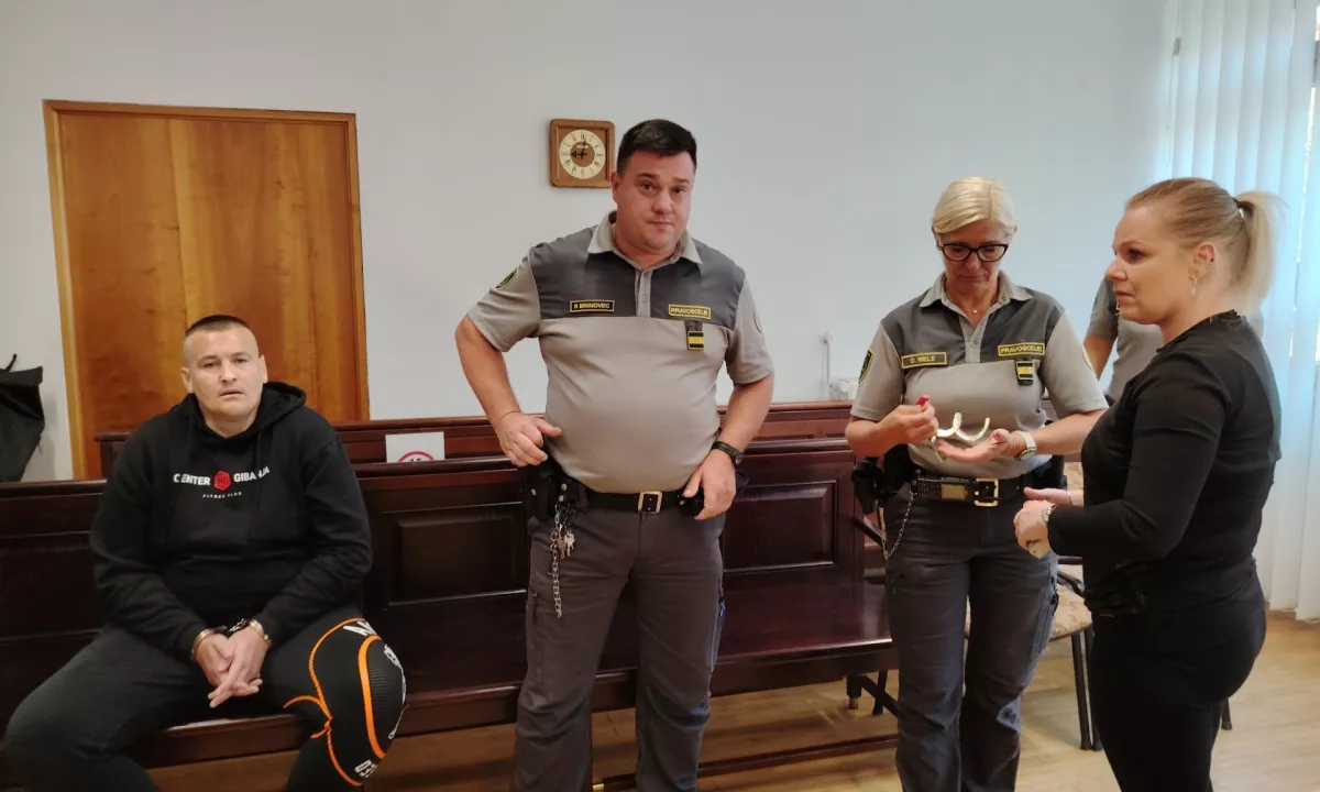 Obtožena smrti otroka v avtu odkorakala iz pripora