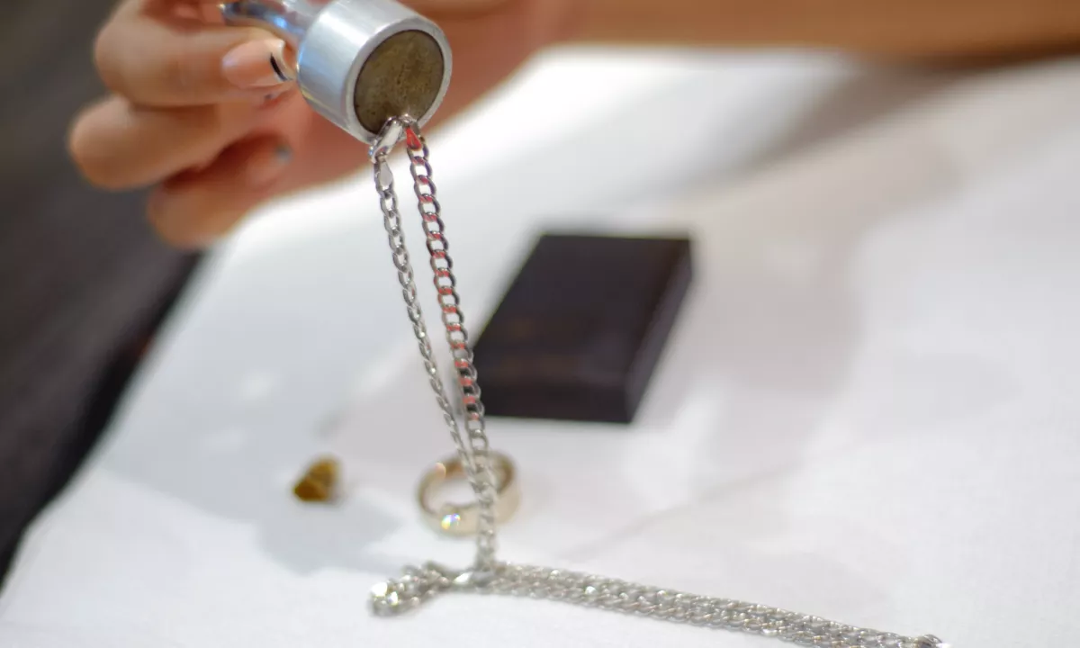 ZPS opozarja na nevarnost poceni nakita s spletnih tržnic zaradi vsebnosti težkih kovin