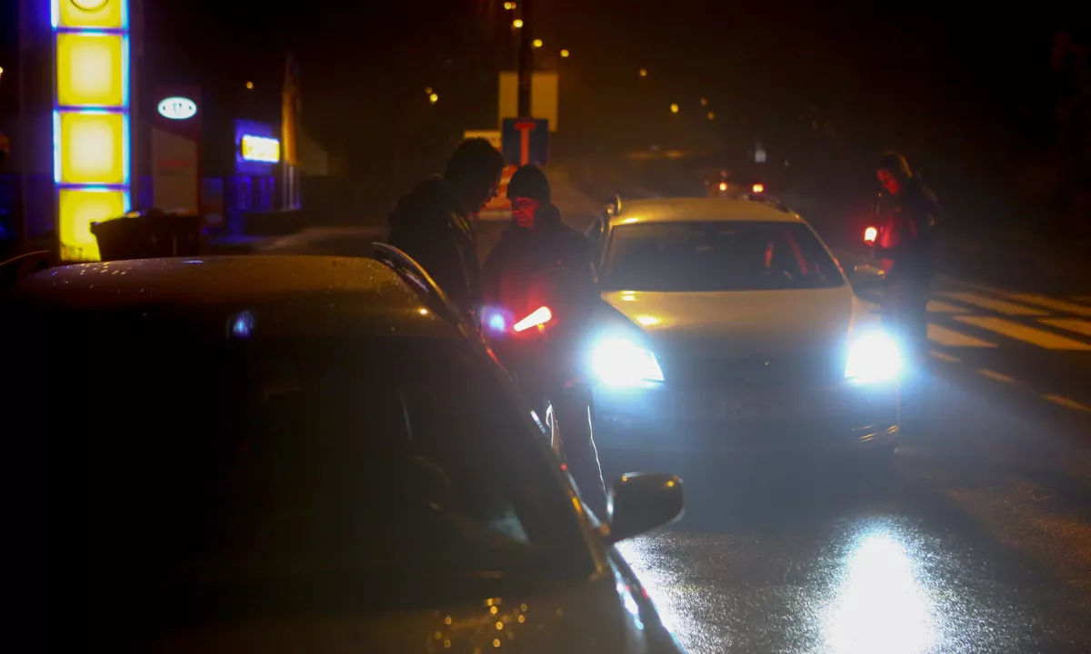 Pijani voznik začetnik bežal pred policijo in trčil v drog pri Mokronogu