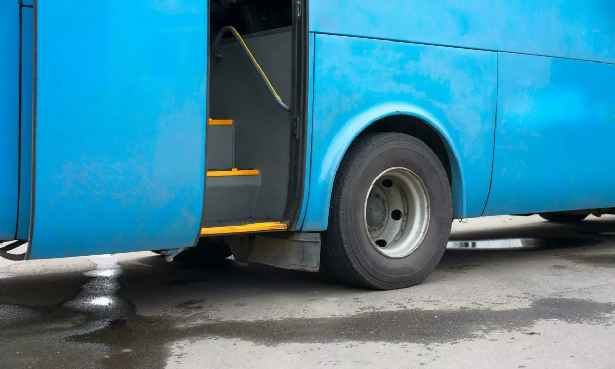 Policija pri nadzoru avtobusov odkrila številne kršitve, tudi kritične