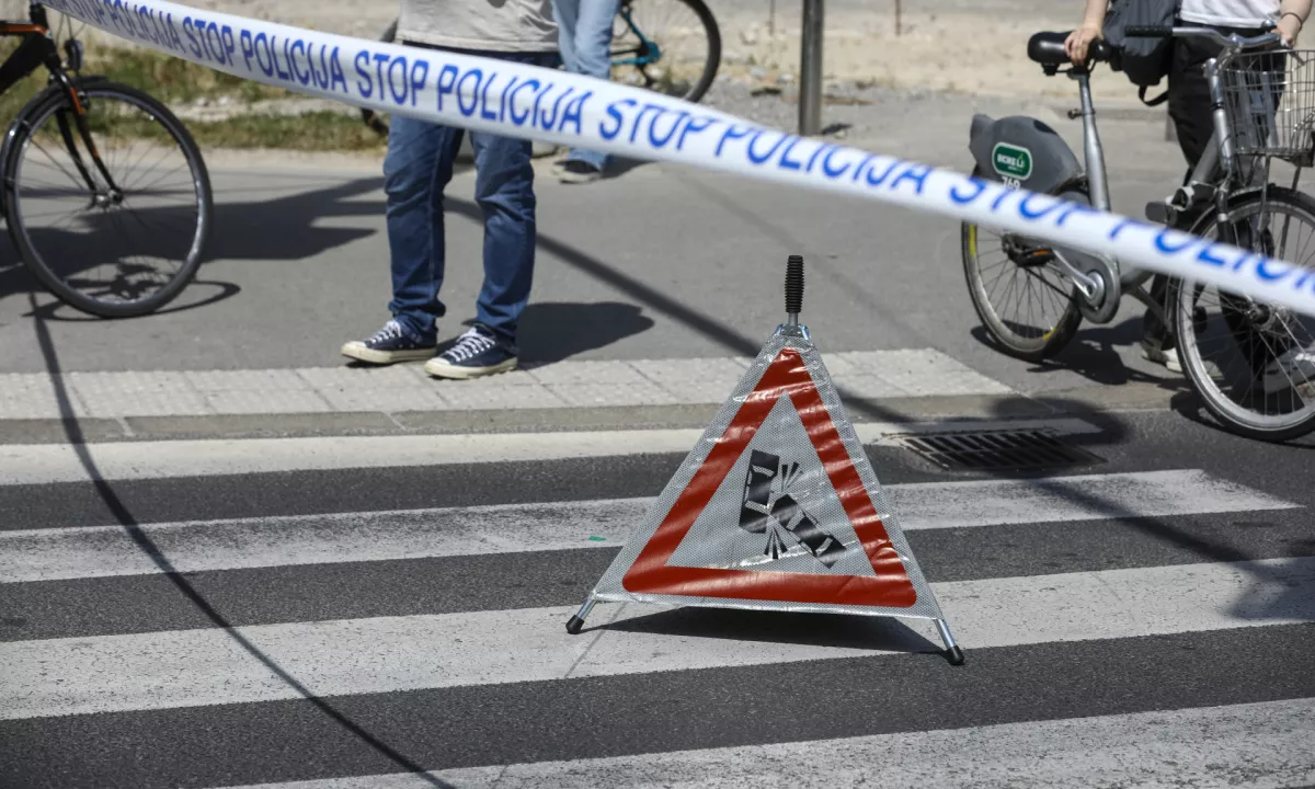 23-letni voznik umrl, sopotnico odpeljali v bolnišnico