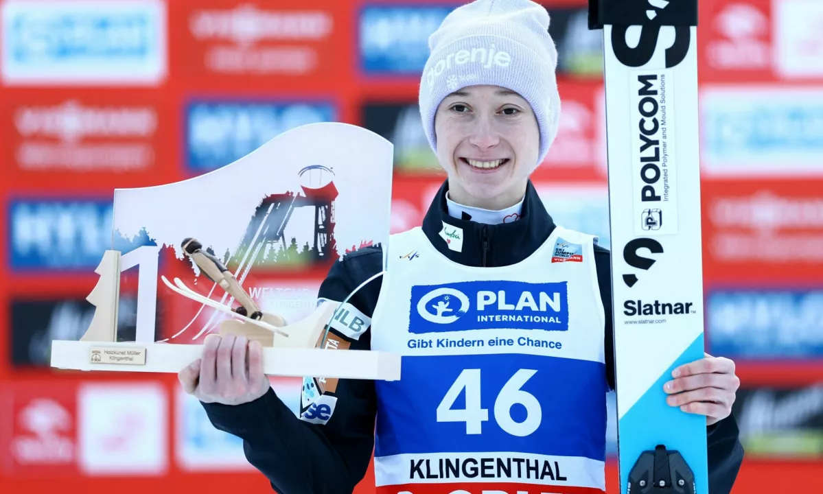 Po zmagi v Klingenthalu Nika Prevc na večni slovenski lestvici prehitela brata Petra