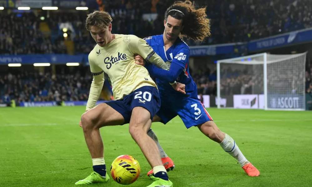 Soccer Football - Premier League - Chelsea v Everton - Stamford Bridge, London, Britain - December 13, 2025 Chelsea's Marc Cucurella in action with Everton's Tyler Dibling REUTERS/Jaimi Joy EDITORIAL USE ONLY. NO USE WITH UNAUTHORIZED AUDIO, VIDEO, DATA, FIXTURE LISTS, CLUB/LEAGUE LOGOS OR 'LIVE' SERVICES. ONLINE IN-MATCH USE LIMITED TO 120 IMAGES, NO VIDEO EMULATION. NO USE IN BETTING, GAMES OR SINGLE CLUB/LEAGUE/PLAYER PUBLICATIONS. PLEASE CONTACT YOUR ACCOUNT REPRESENTATIVE FOR FURTHER DETAILS..
