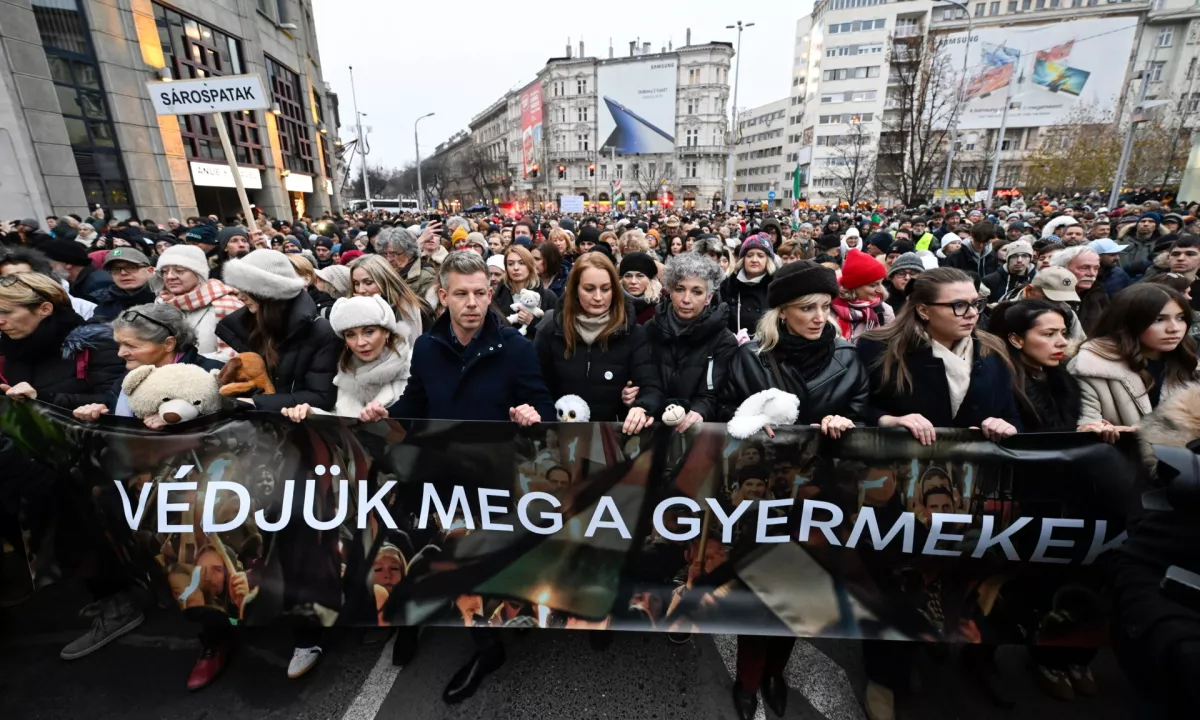 Zloraba otrok v državnih institucijah. Na ulicah več deset tisoč ljudi