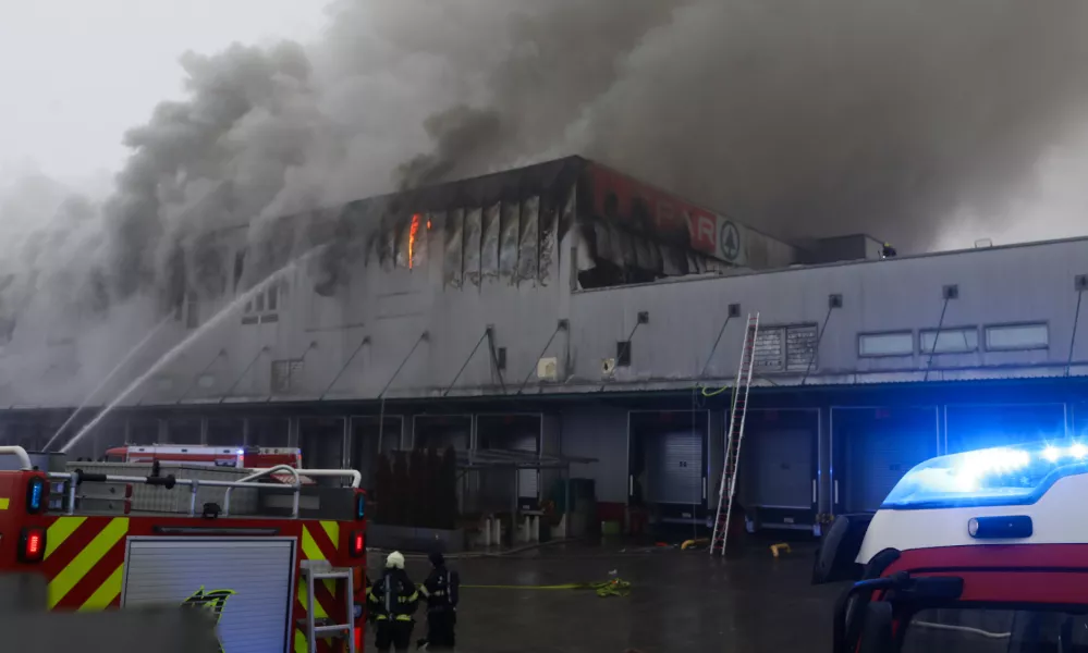 Znano, kje je zagorelo v Sparovem skladi&scaron;ču, smrad ostaja, prizadeta dobava v trgovinah, priporočila NIJZ