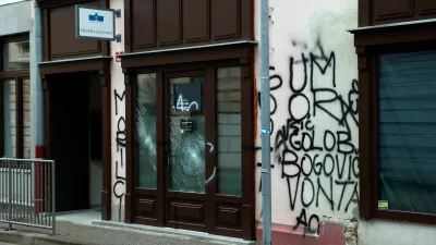 Slovenija,Brežice, 14.12.2025, 14. december 2025 Vandali so razbili vhod poslanske pisarne Svobode v Brežicah,politika,vandalizem, Gibanje Svoboda, Foto: Nik Rovan/F.A.Bobo