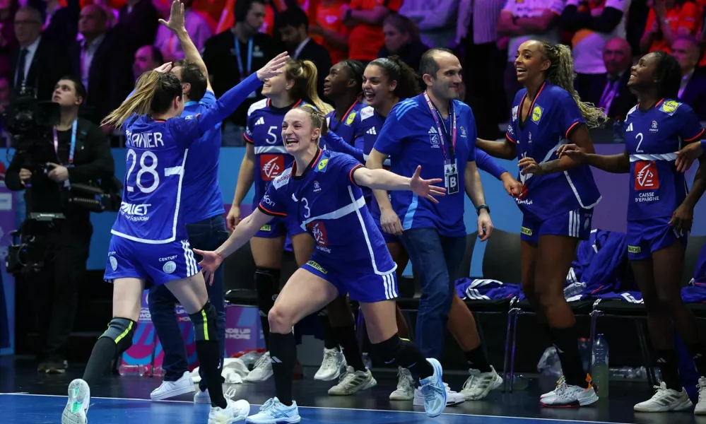 Handball - 2025 IHF World Women's Handball Championship - Bronze Medal Match - France v Netherlands - Rotterdam Ahoy, Rotterdam, Netherlands - December 14, 2025 France's Lucie Granier and France's Alicia Toublanc celebrate after winning the bronze medal match REUTERS/Piroschka Van De Wouw
