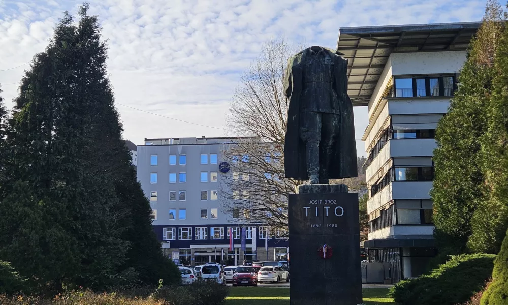 Velenje, Titov trg.Obglavljen bronasti kip Josipa Broza - Tita.