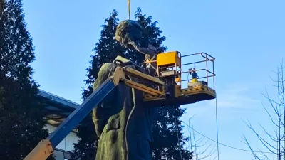 Velenje, Titov trg.Velenjska obcina je danes obnovila Titov spomenik.