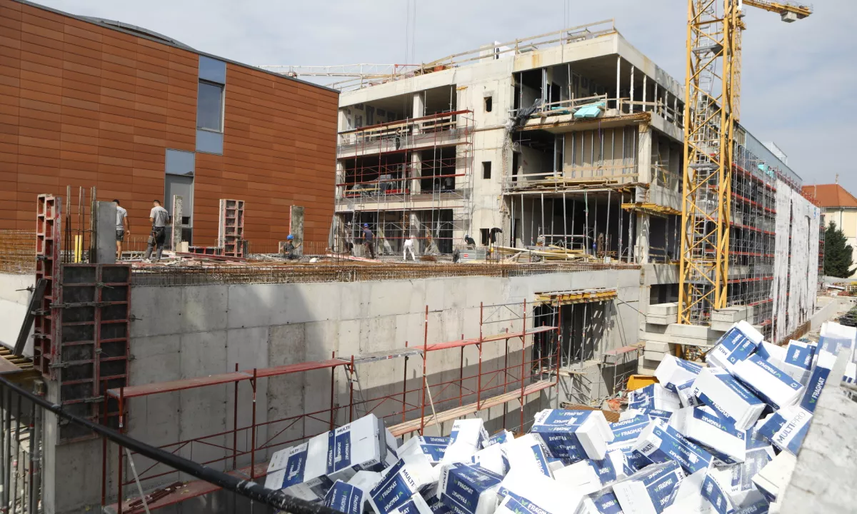 Gradnja stanovanj v tretjem četrtletju cenejša, a na letni ravni dražja