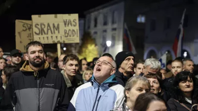 - 28.10.2025 - Izredna skupščina občine Novo Mesto s svetniki in predstavniki vlade in protest proti romskemu nasilju z naslovom Dovolj je!//FOTO: Jaka Gasar