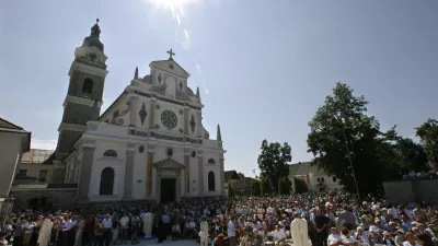 Manj vernikov in duhovnikov, nad&scaron;kofija ukinja 12 župnij