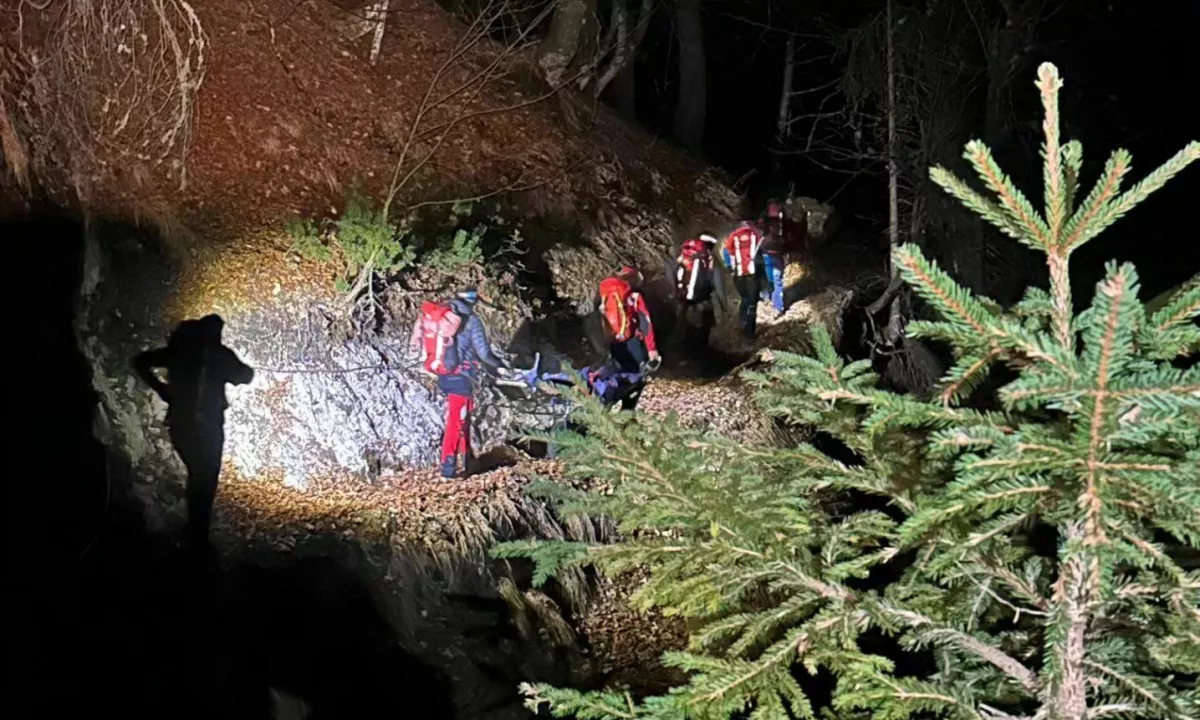 Na strmem terenu in ob tuljenju volkov našli truplo mladega Američana