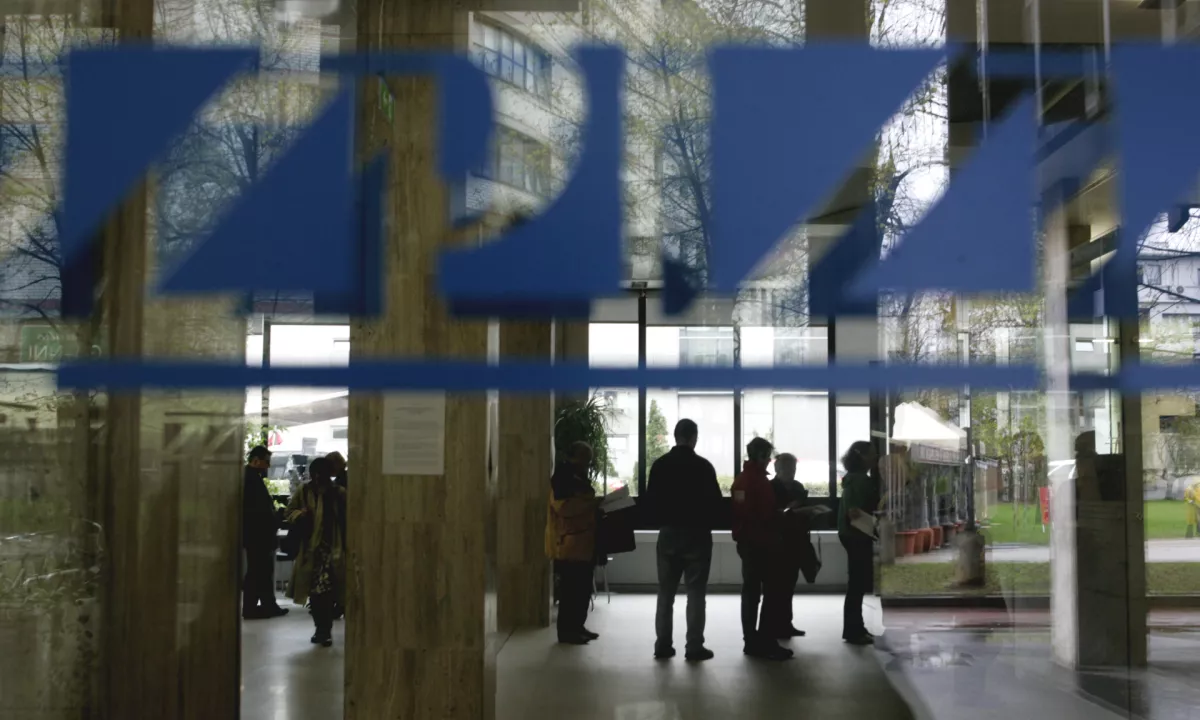 ZPIZ ustavil izplačila dodatkov za pomoč in postrežbo