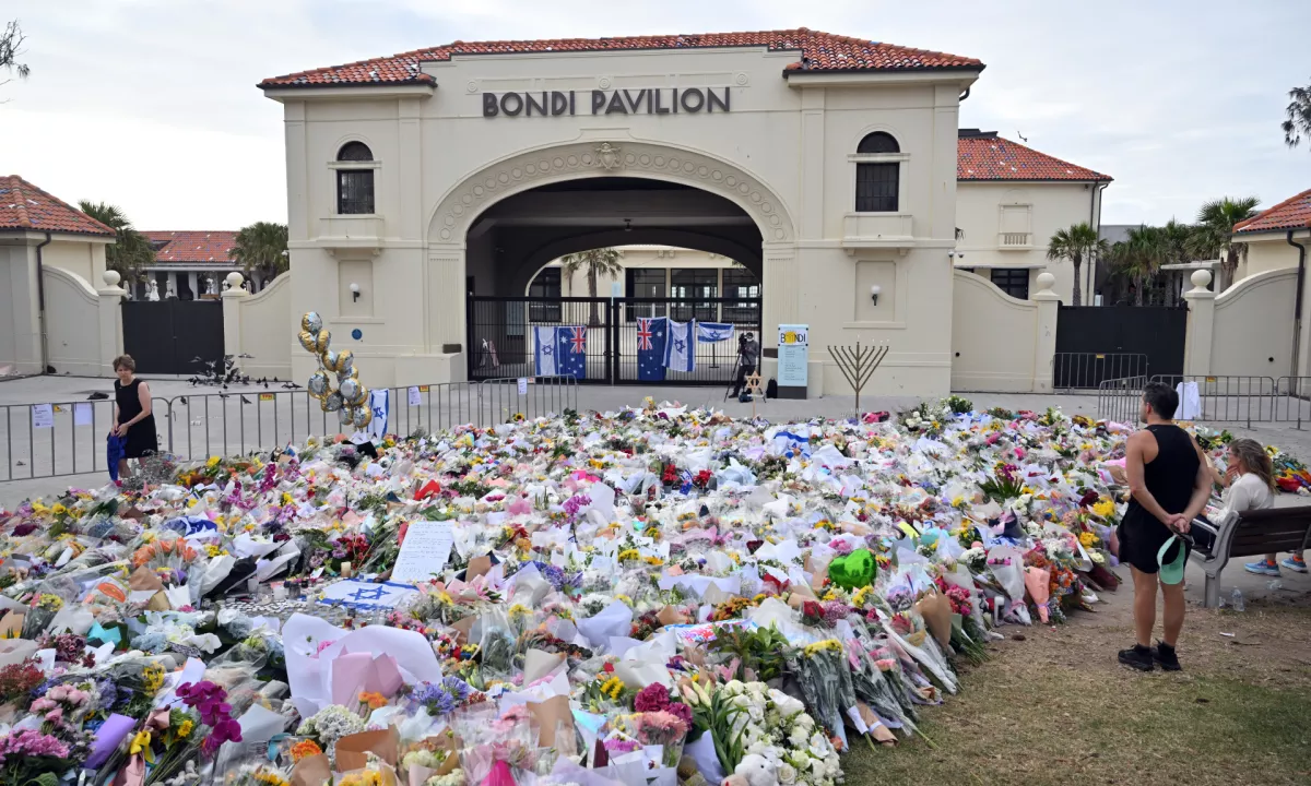 Strelca z napada na plaži Bondi obtožili umorov in terorizma