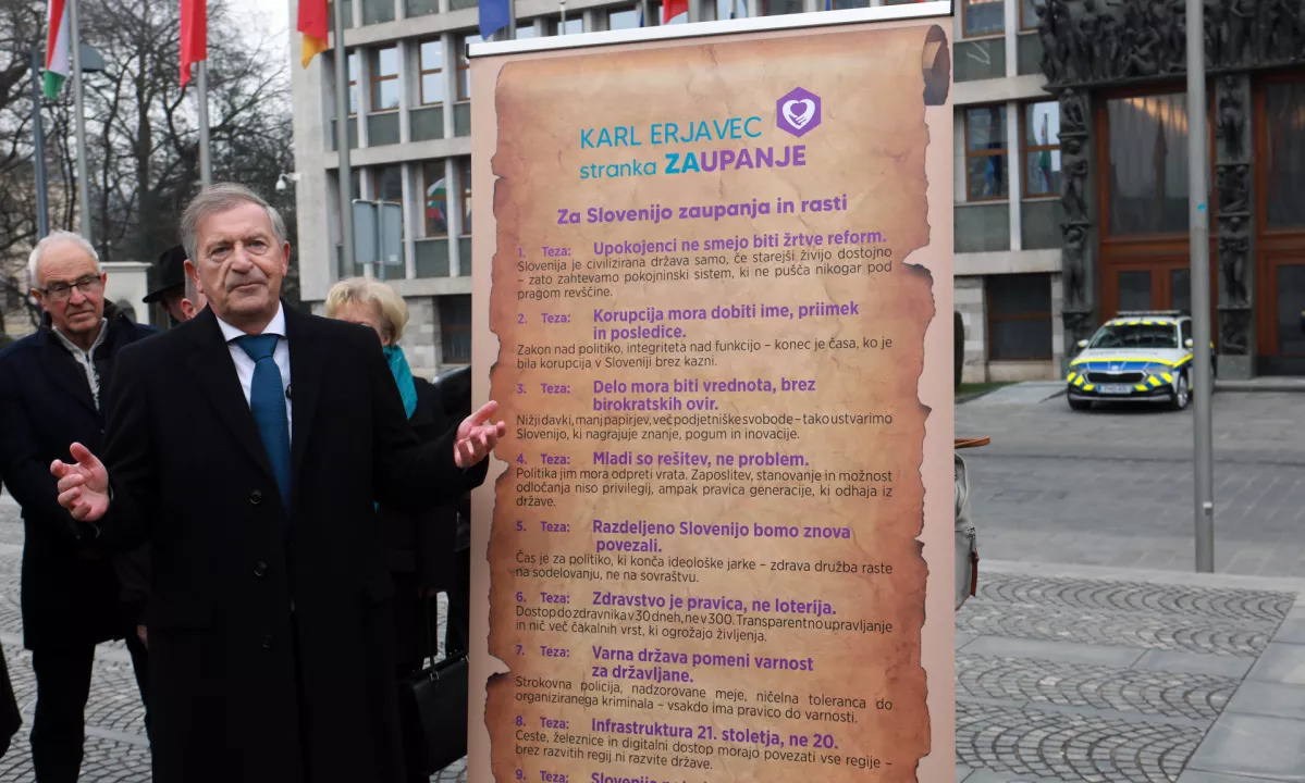 Erjavčeve teze: prenova države na vratih parlamenta.