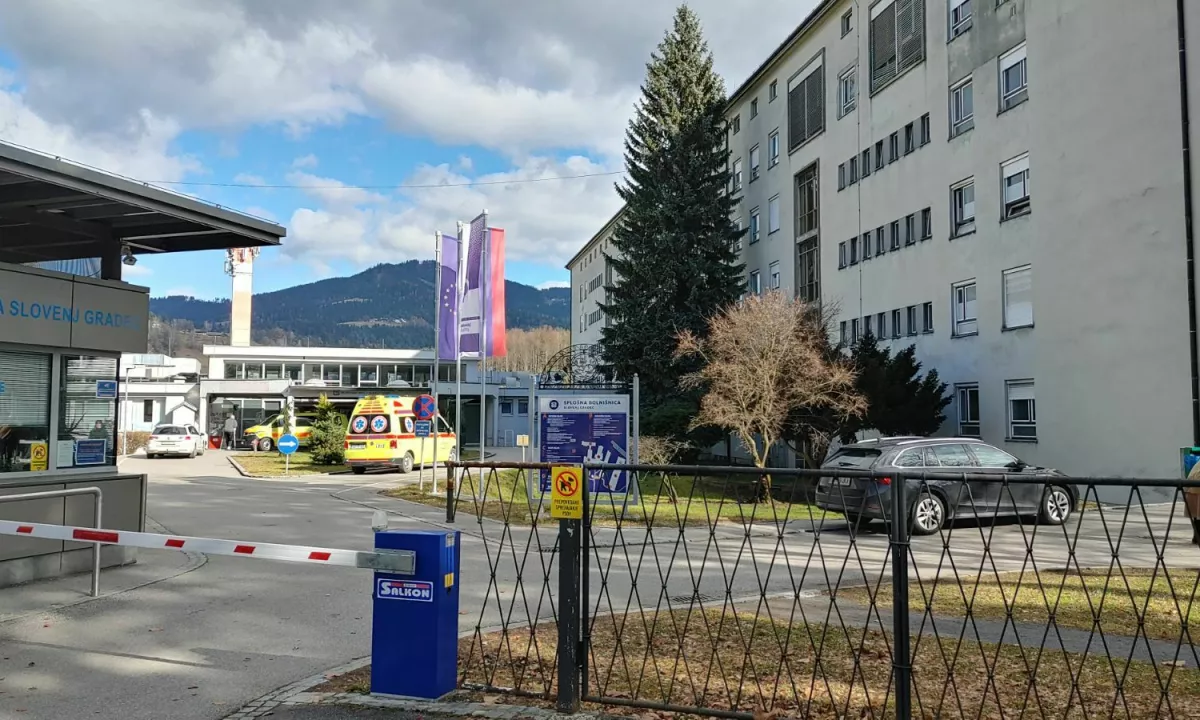V slovenjgraški bolnišnici zaradi porasta okužb prepovedani obiski