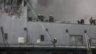 -14.12.2025. - Obsežen požar skladi&scaron;ča in logističnega centra SPAR Slovenija.- gasilci,//FOTO: Bojan Velikonja
