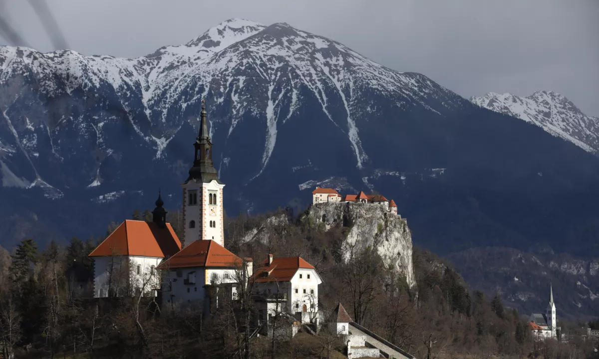Rasizem v gorenjskem hostlu sproža val ogorčenja in razprave.