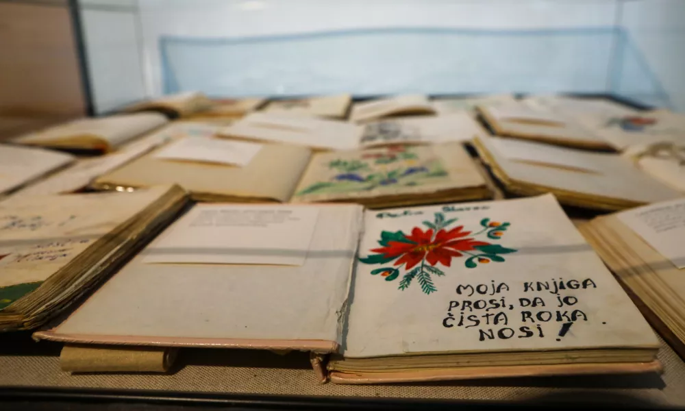 17.12.2025 - Razstava SEM - spominske knjige - spominska knjigaFoto: Luka Cjuha / Foto: Luka Cjuha