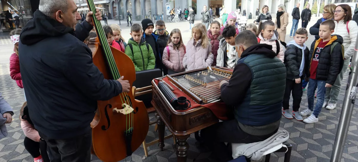 04.11.2024 - simbollična fotografija - ulični glasbeniki, otrociFoto: Tomaž Skale / Foto: 