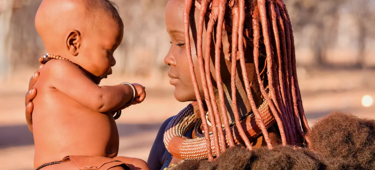 Mama in sin plemena Himba / Foto: Istock