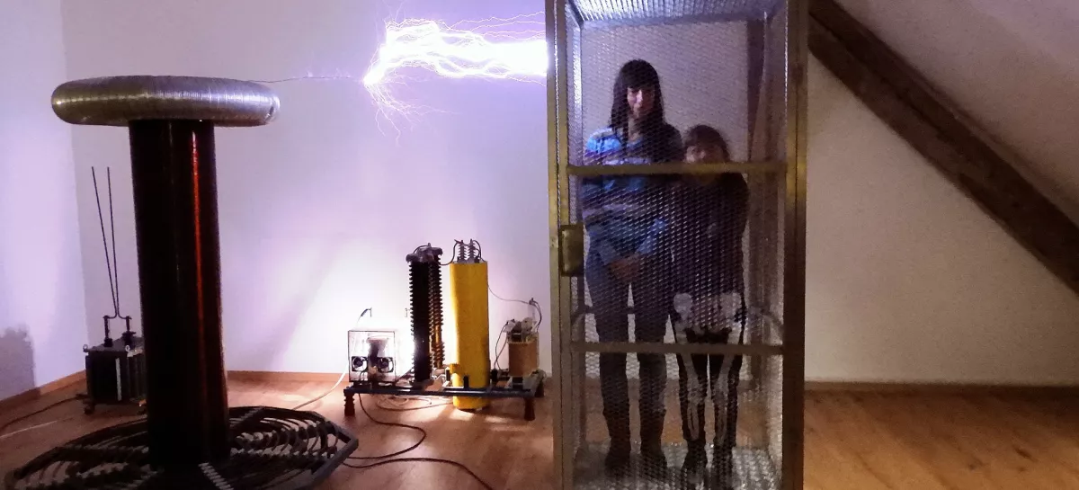 faradayeva kletka teslini poskusi / Foto: Katja Petrovec 