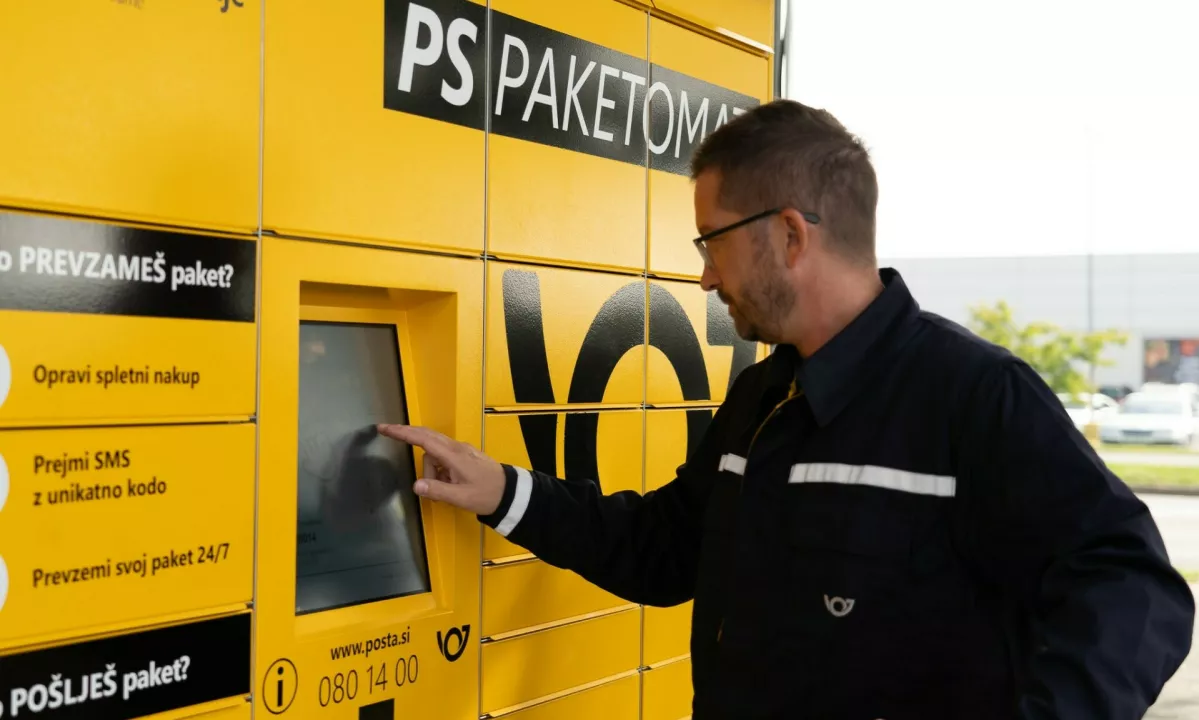 Praznični čas prinaša val spletnih prevar: Pošta Slovenije opozarja na lažne SMS-e in spletne strani