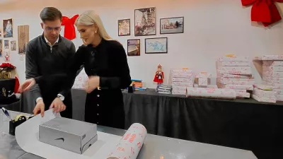 Milan Ninić s pomočjo prostovoljcev zavija darila za otroke v stiski. F Vesna Levičnik