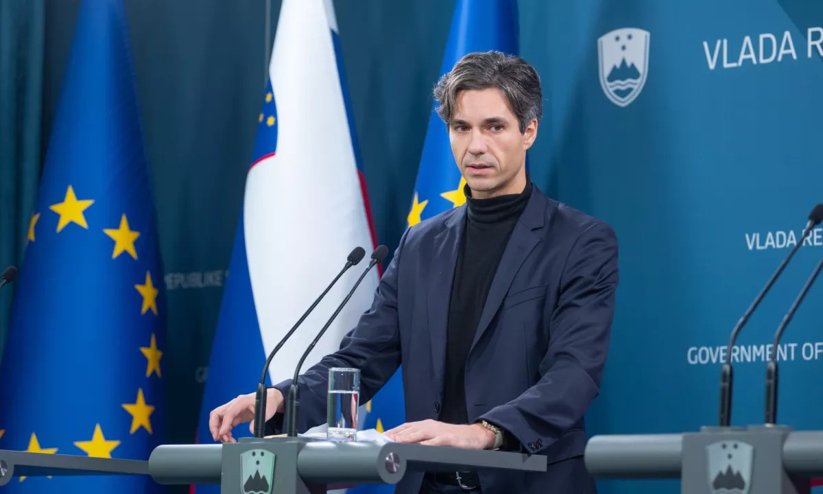 Mesec predlaga dvig minimalne plače na 1000 evrov neto: odzivi in načrti