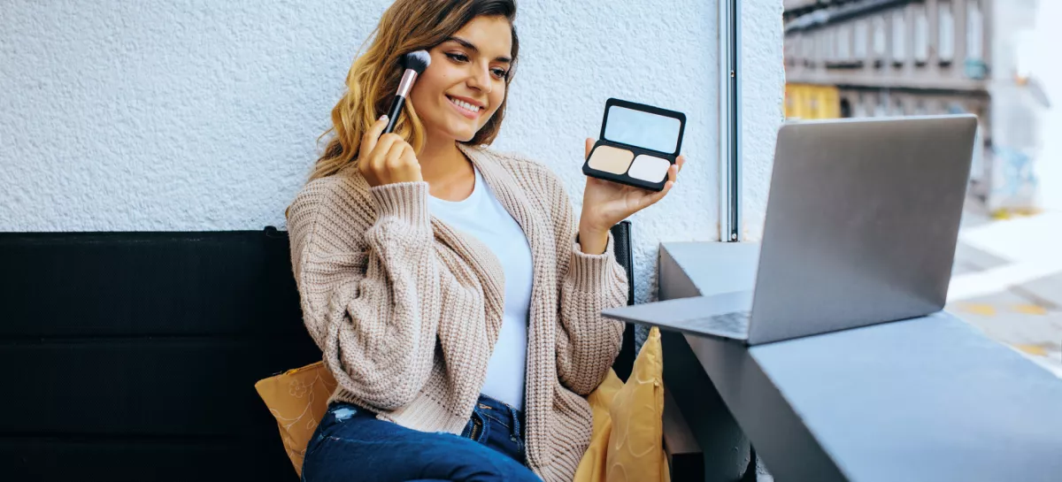 Na spletu i&scaron;čemo različne stvari, včasih tudi nasvete za ličenje. / Foto: Istock