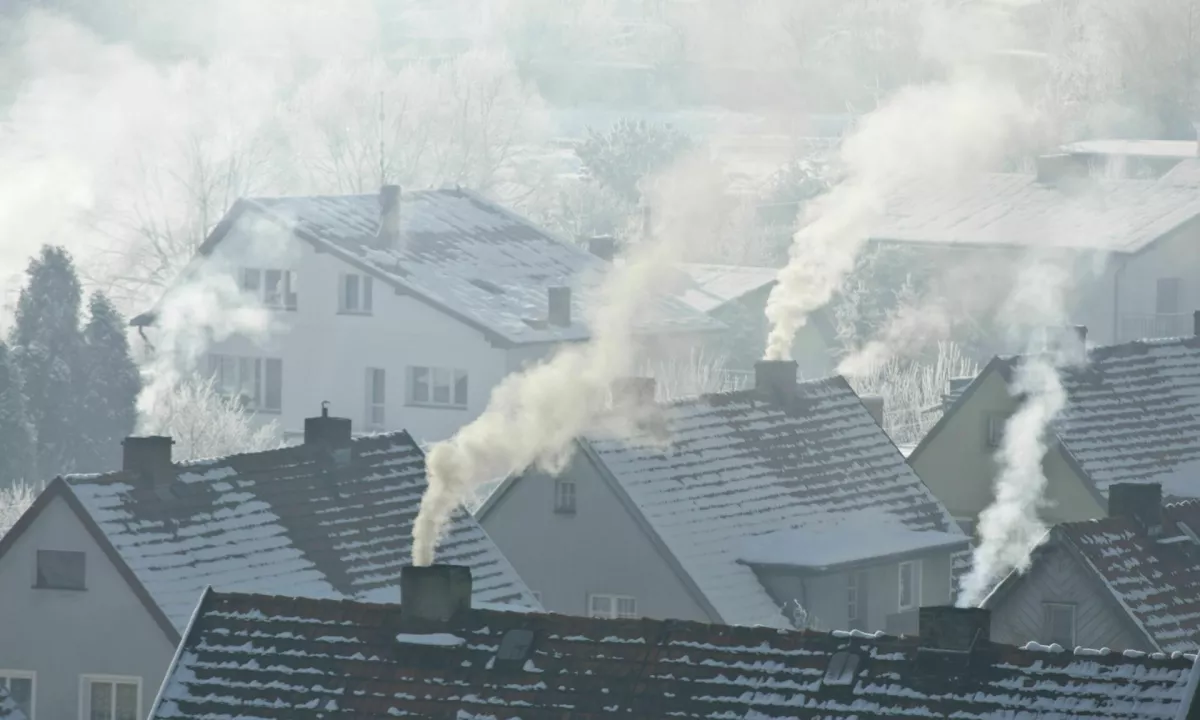 Novo mesto se bori proti onesnaženemu zraku: pozivi gospodinjstvom in opozorila o pravilnem kurjenju