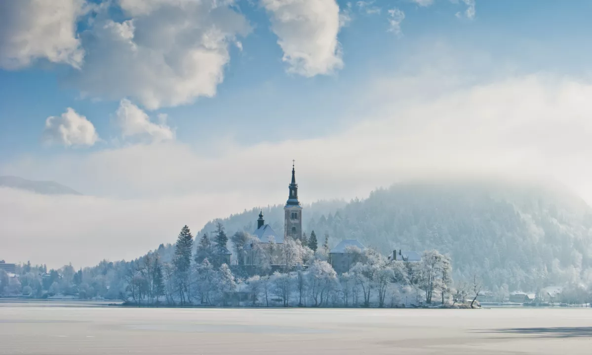 Rasizem v gorenjskem hostlu sproža val ogorčenja in razprave.