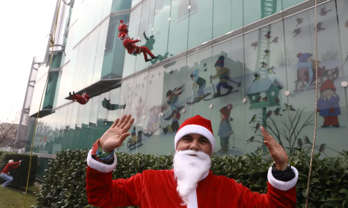 Božički razveselili otroke v ljubljanski pediatrični kliniki s spustom po vrvi