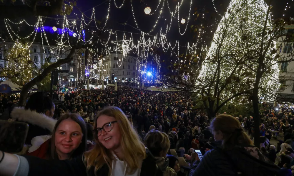 - 25.11.2022 &ndash; Veseli December v Ljubljani 2022 - prižig prazničnih luči v sredi&scaron;ču prestolnice - svetlobna okrasitev mesta - začetek prazničnega decembrskega sejma na ljubljanskih ulicah - novoletno okra&scaron;ena Ljubljana -&nbsp;//FOTO: Luka Cjuha