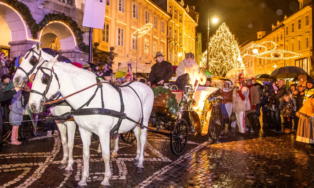 Dedek Mraz se bo med 26. in 30. decembrom ob 17. uri podal na svoj sprevod s kočijo in lipicanci. Foto: Sandi Fiser