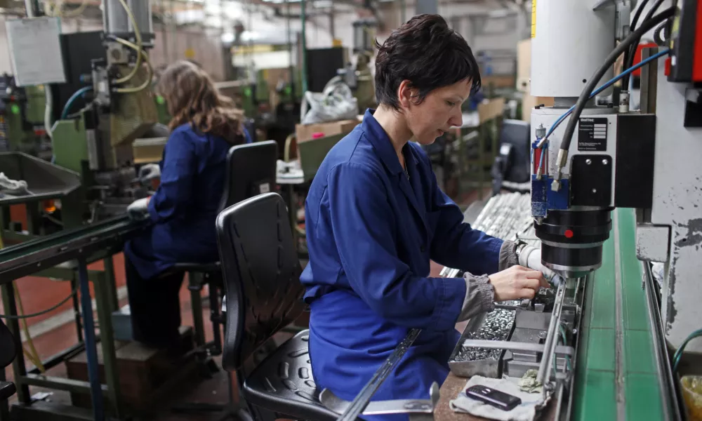 proizvodna hala - delavke- podjetje Kovinoplastika Lož d.d., industrija kovinskih in plastičnih izdelkov d.d., - uprava družbe je mimo sindikatov brez ustreznih pojasnil za četrtino znižala avgustovske plače - zaradi padca naročil je zaskrbljenih približno 800 delavcev - //FOTO: Jaka Gasar