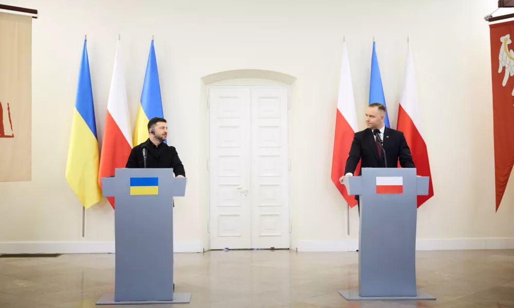 HANDOUT - 19 December 2025, Poland, Warsaw: Ukrainian President Volodymyr Zelensky and Polish President Karol Nawrocki (R)&nbsp;hold a joint press conference at the Presidential Palace in Warsaw. Photo: -/Ukrainian Presidency/dpa - ATTENTION: editorial use only and only if the credit mentioned above is referenced in full