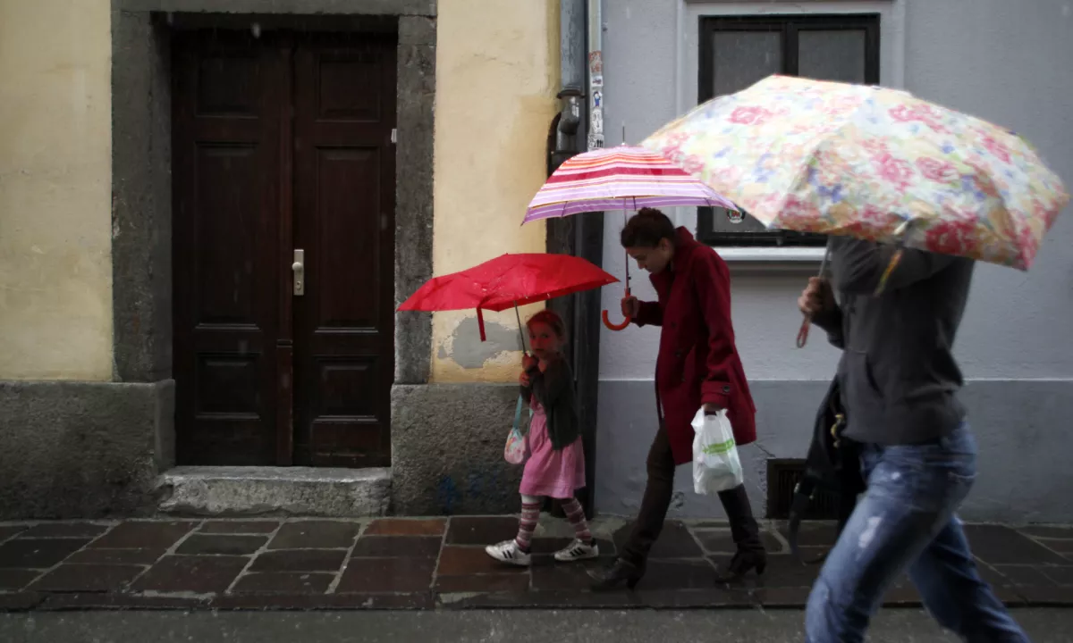 Več kot 13 odstotkov ljudi s plačo, nižjo od praga revščine