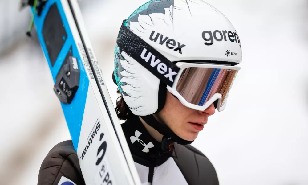 Planica, Nordijski center.Trening slovenske zenske in moske reprezentance v smucarskih skokih.Smucarska skakalka Nika Prevc.