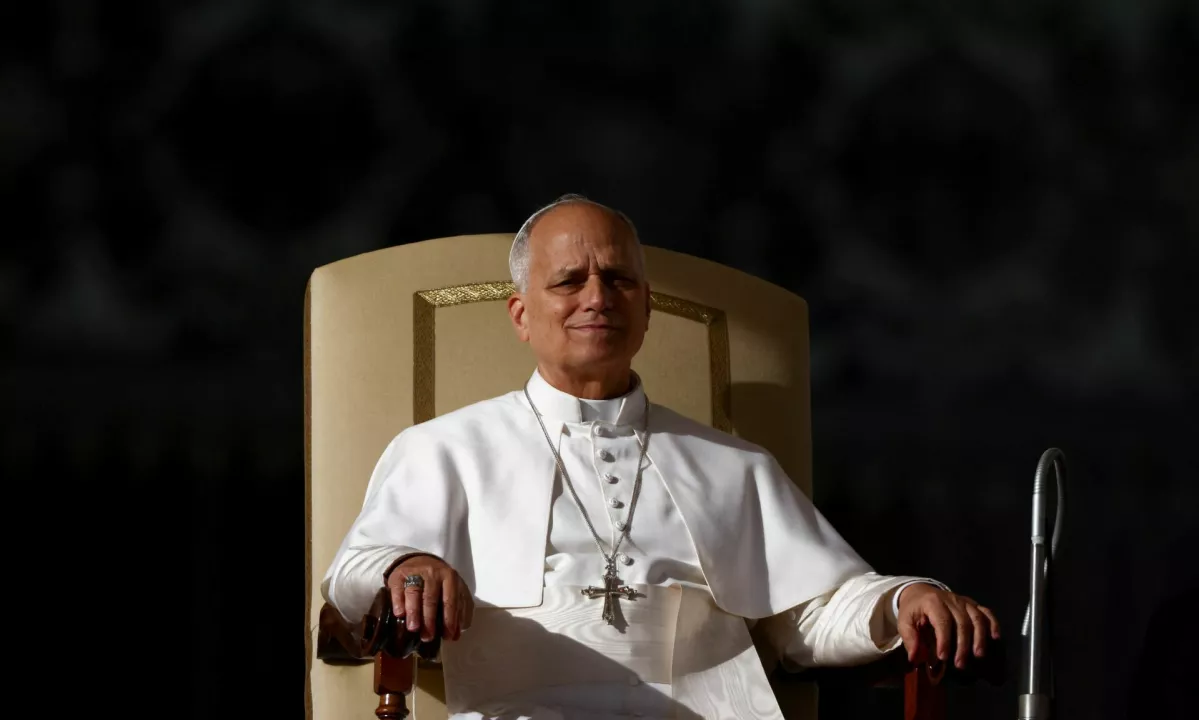 Papež se ponoči uči nemščino in igra spletne igrice